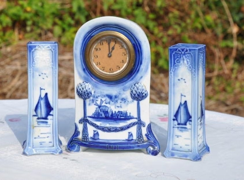 § garniture horloge et ses deux vases delft, Antiquités & Art, Enlèvement ou Envoi