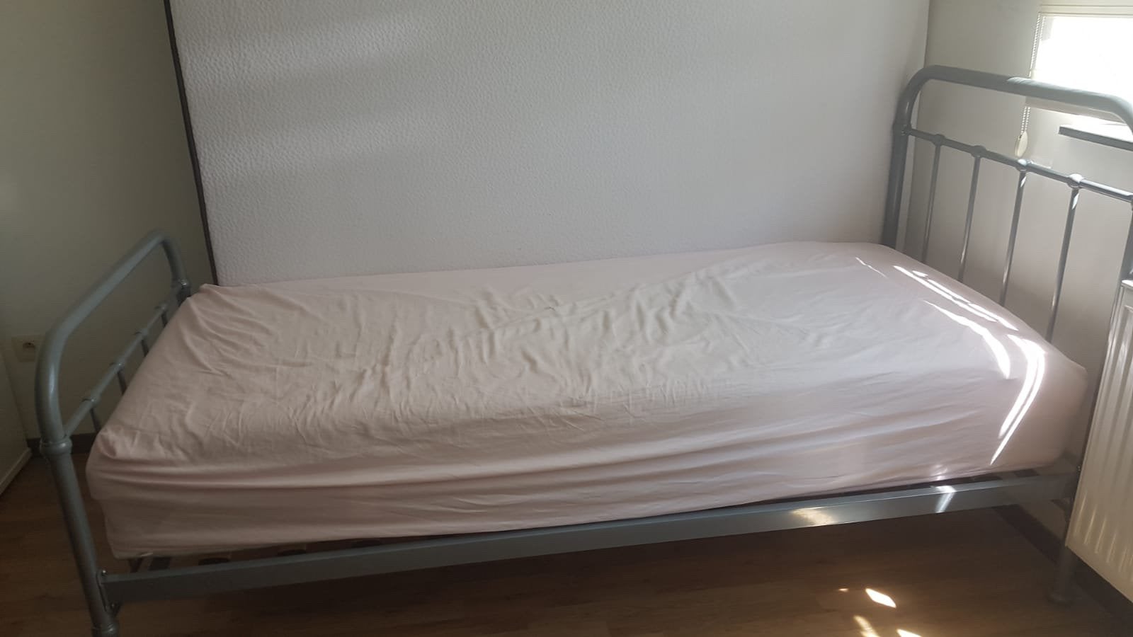 lit 1 personne en fer + matelas neuf !, Enlèvement ou Envoi, Comme neuf