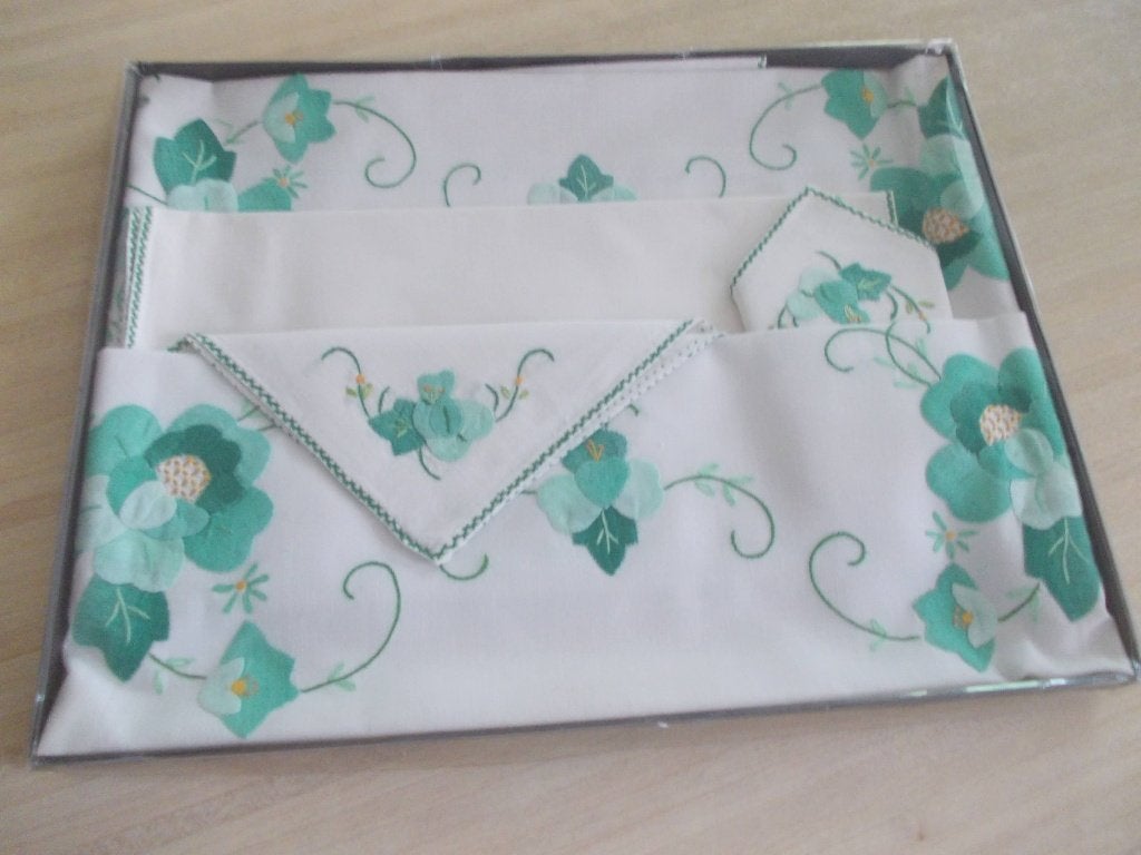 Theenap of Topkleed met 4 Servietten.  NIEUW en ingepakt., Maison & Meubles, Neuf, Enlèvement ou Envoi, Nappe ou Toile cirée, Coton