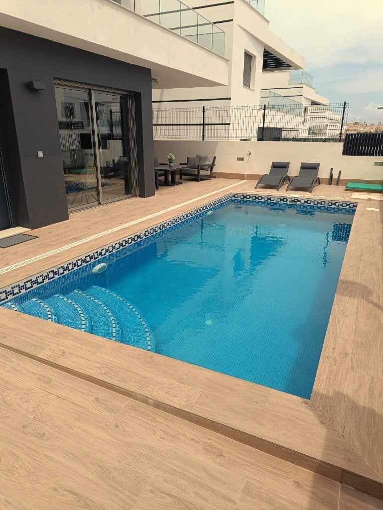 Prachtige villa te huur  gelegen in Villamartin Spanje