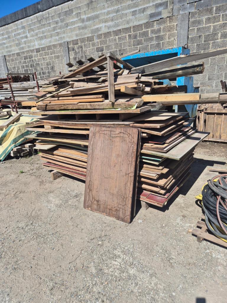Pallet met hout planken/ ronde palen / platen, Ophalen, Pallet