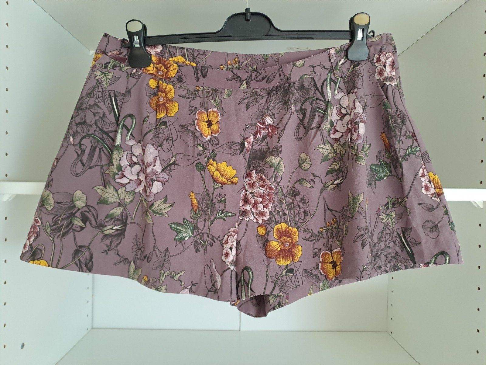 Mt 40 Paarse short met bloemen en bladeren, Maat 38/40 (M), H&M, Kort, Paars