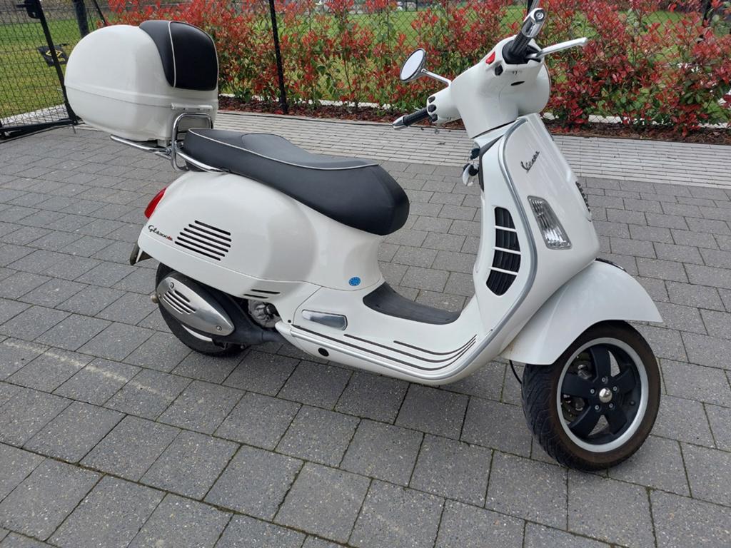 Witte Piaggio Vespa GTS300 super -  9840km - 2010, Motoren, Scooter, Sportuitlaat, Motorrijbewijs A, Particulier