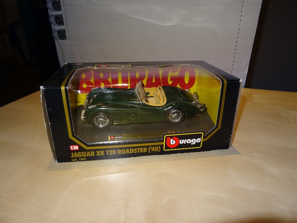 Burago Jaguar XK120 Roadster 1948 1:24 — non ouverte, Enlèvement ou Envoi, Comme neuf, Voiture, Burago