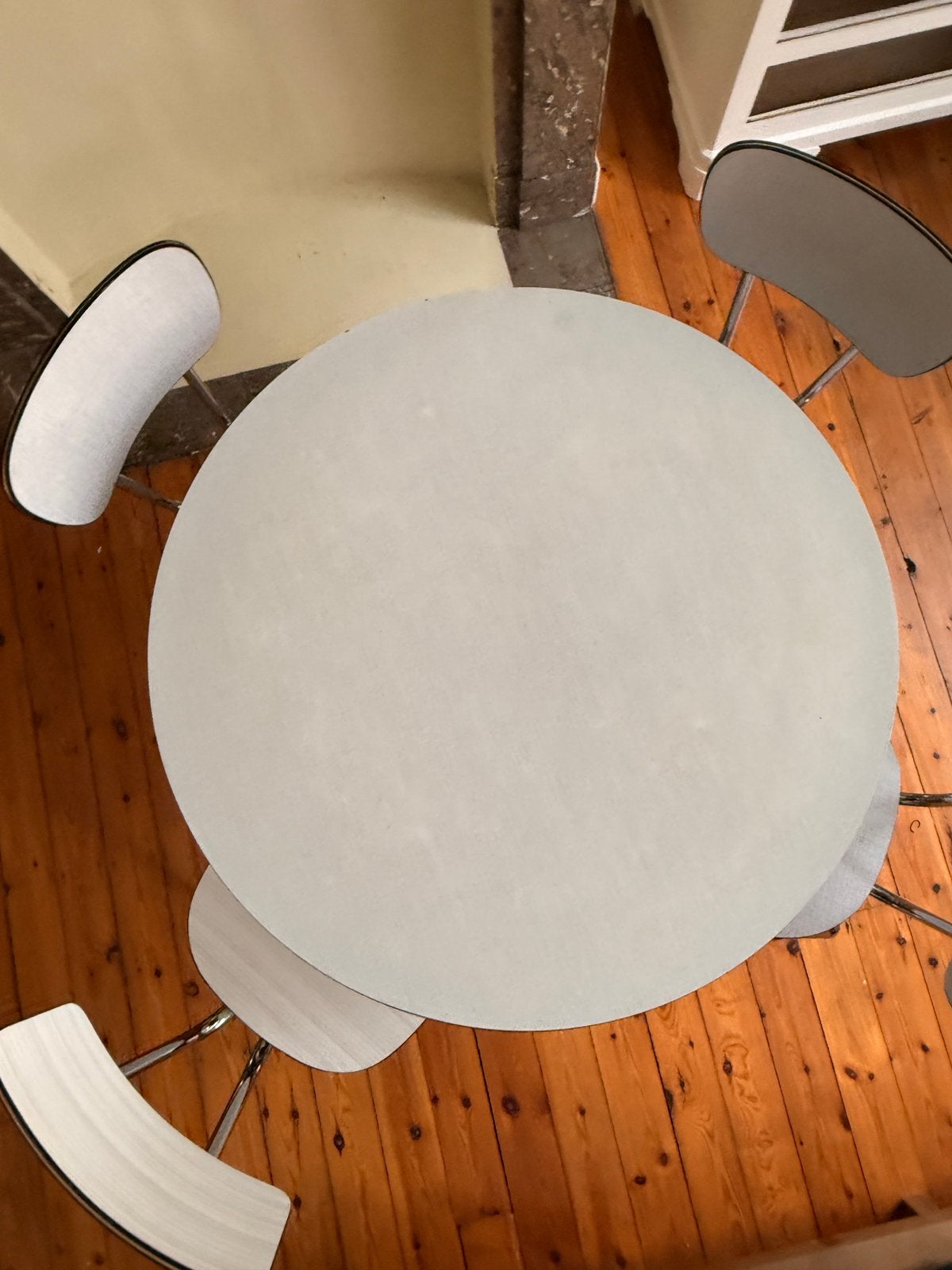 Formica vintage ronde tafel Ø 88 cm + 4 chromen stoelen, Huis en Inrichting, Ophalen, Gebruikt, Grijs, Metaal