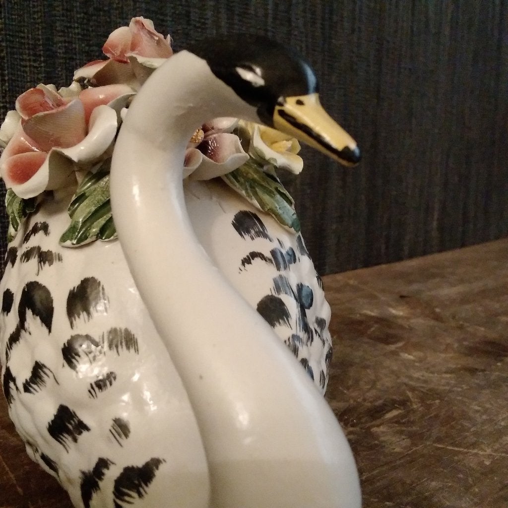 Cygne de Capodimonte en porcelaine antique avec fleurs, Antiquités & Art, Envoi