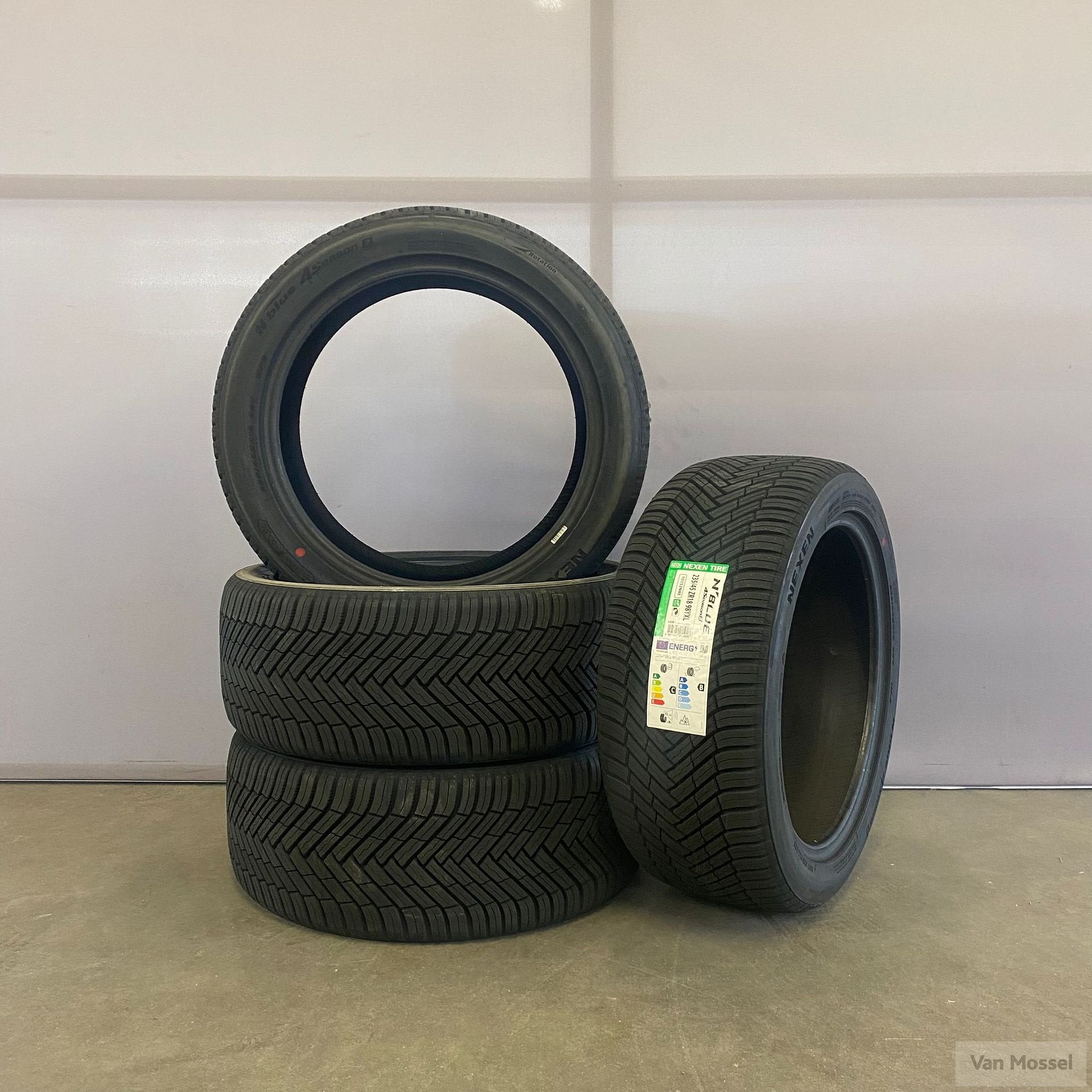 Nexen N Blue 4 Season 2 235/45/ZR18 98Y XL, Autos : Pièces & Accessoires, Pneus & Jantes, 4 Saisons, Véhicule de tourisme, -, -