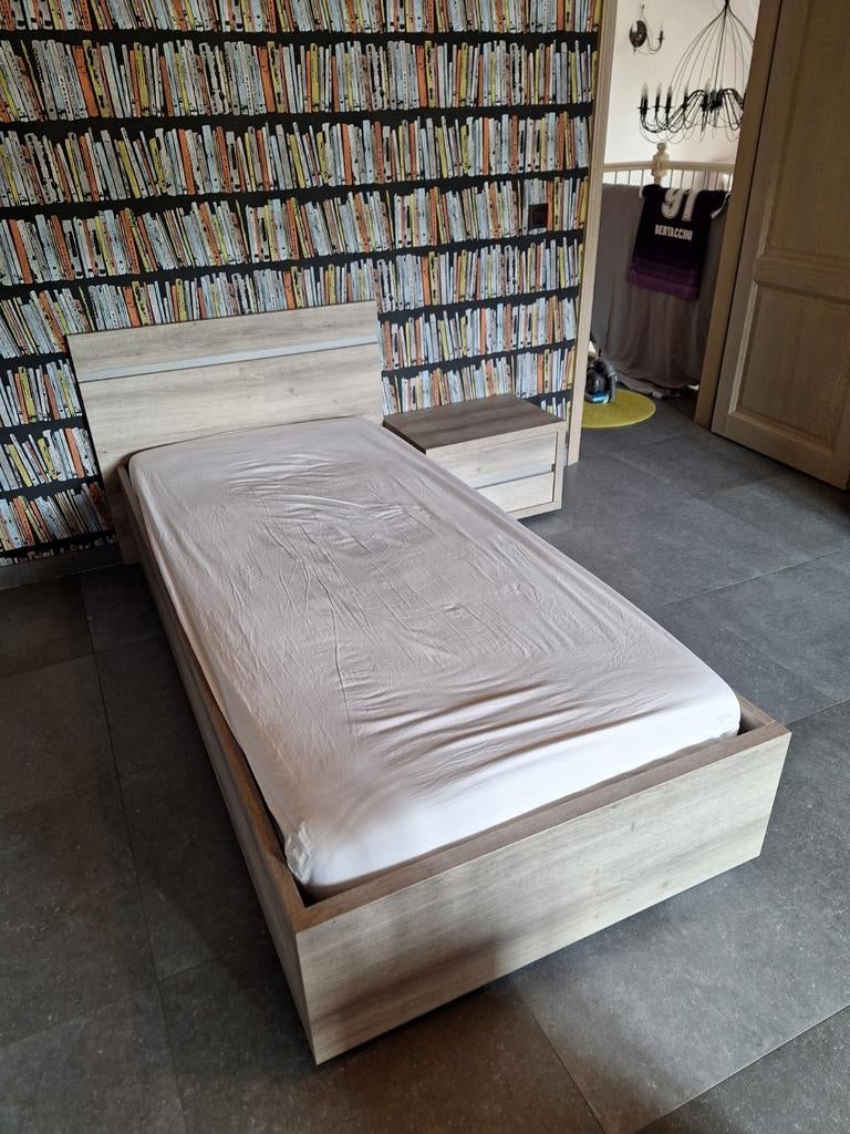 Magnifique lit simple, complet avec table de chevet!, 90 cm, Brun, Enlèvement, Bois