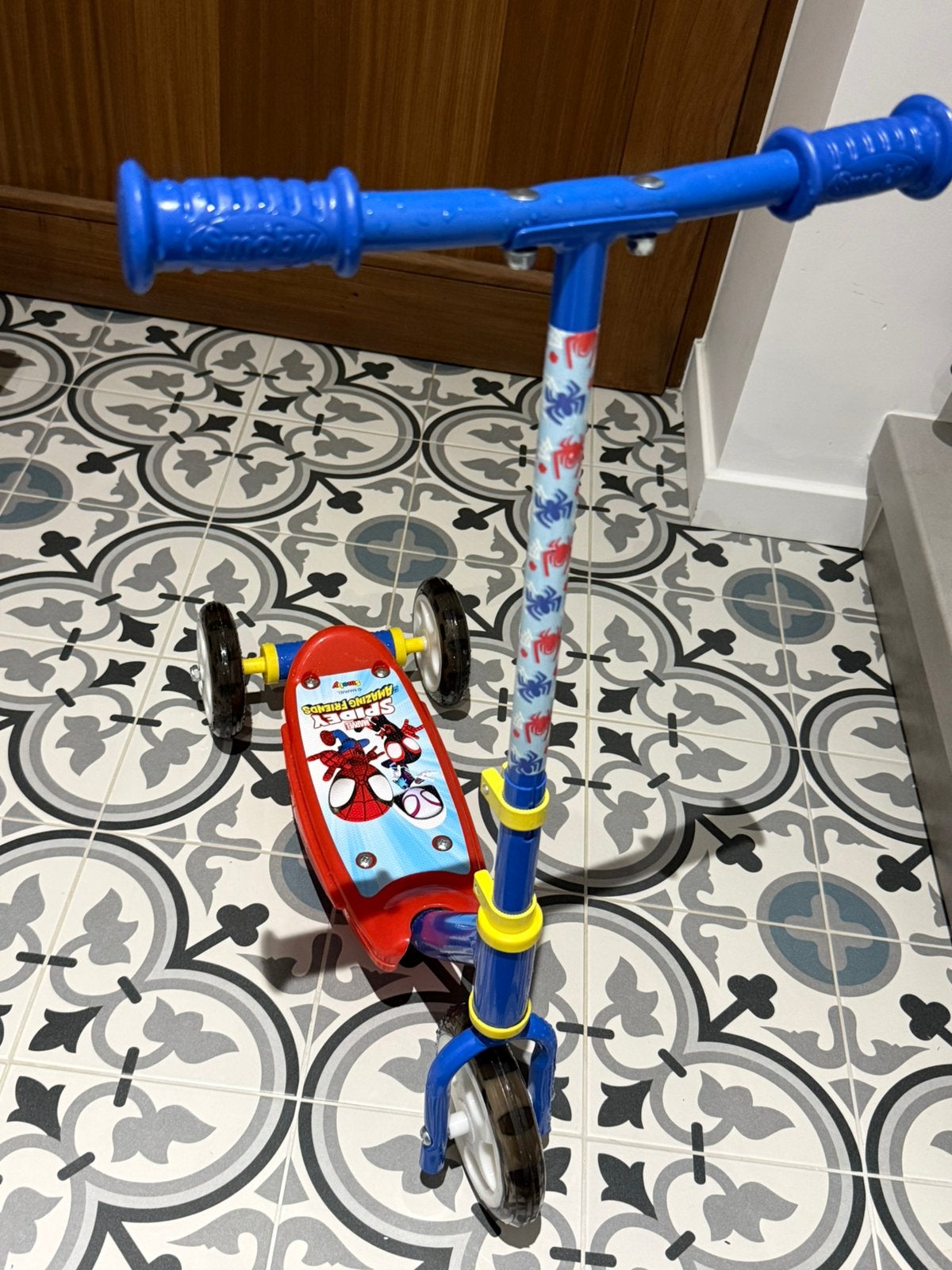 Step Spiderman, Fietsen en Brommers, Ophalen, Zo goed als nieuw