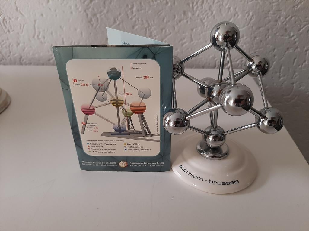Nieuwe BOCH-doos van metaal en keramiek van het Atomium en e, Verzamelen