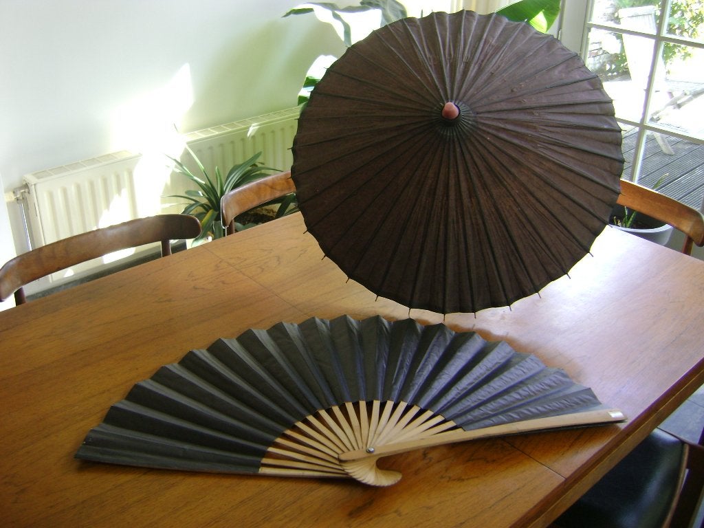 Parasol + grote handwaaier 86 cm (nieuw), Ophalen of Verzenden, Nieuw, Zwart
