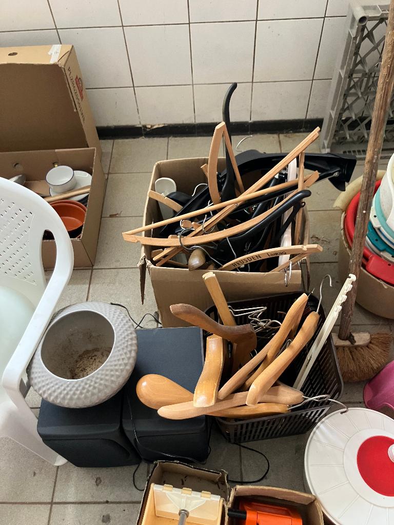 gratis kledinghangers hangers kapstokken, Kleding | Dames, Kledinghangers, Ophalen, Gebruikt