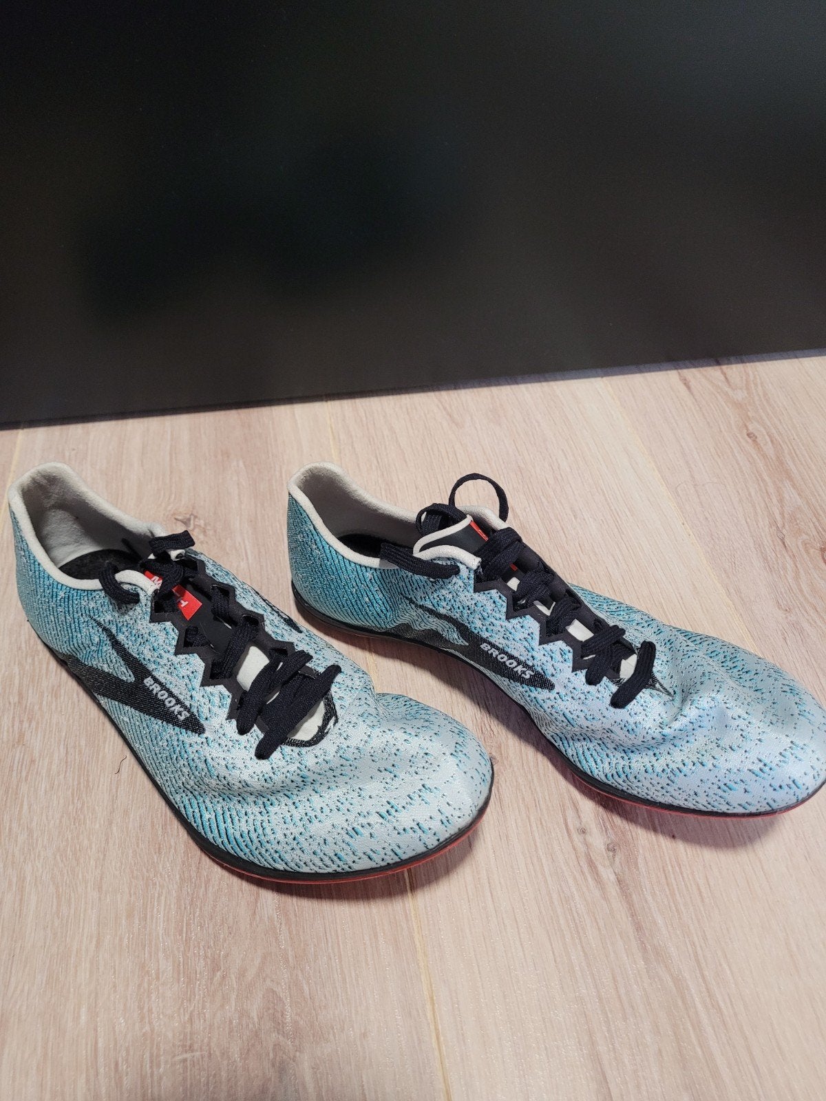 Spikes atletiek spurt, Ophalen, Spikes