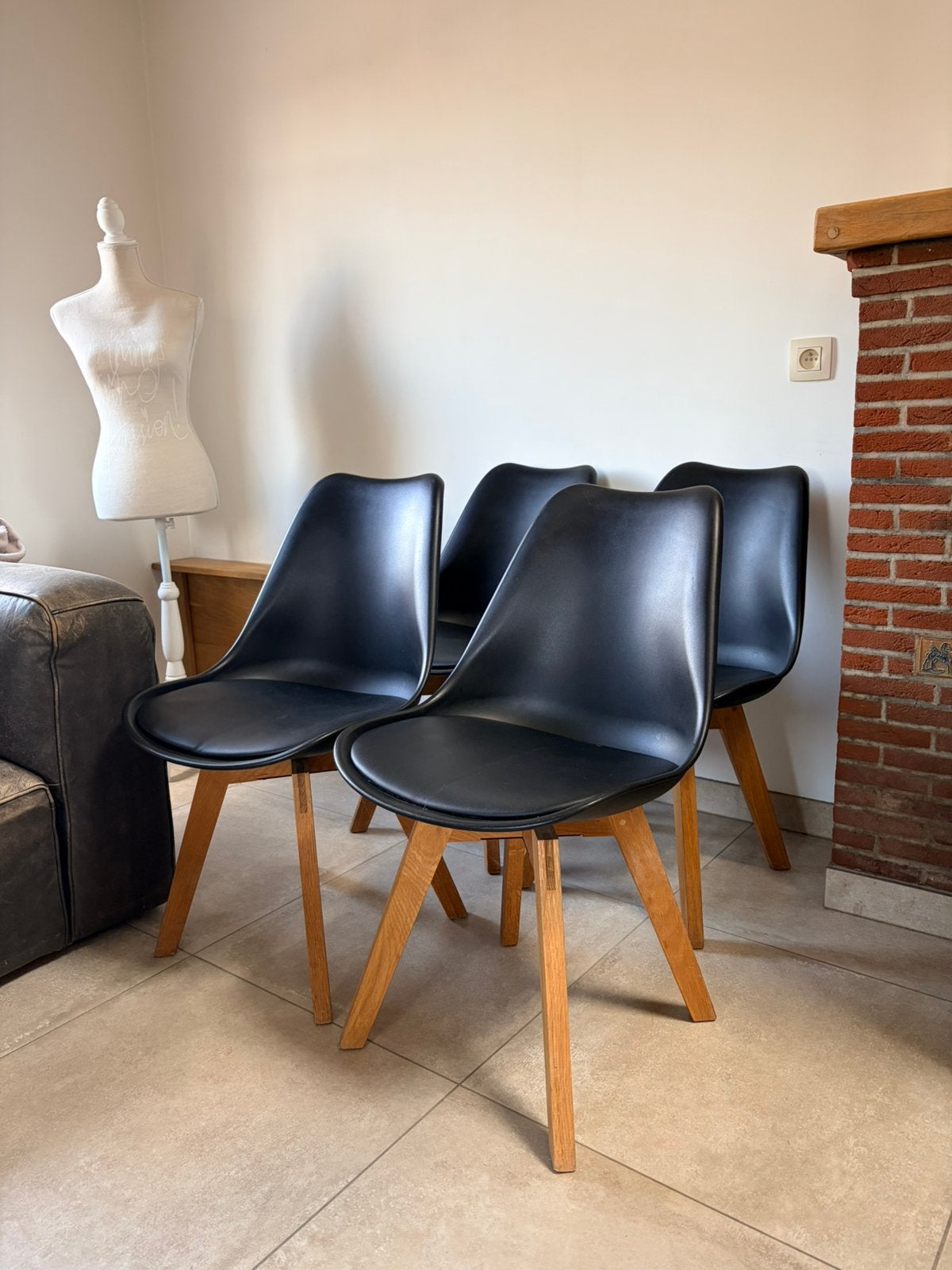 4 chaises noires avec structure en bois - bon état, Bois, Modern scandinavisch, Comme neuf, Enlèvement