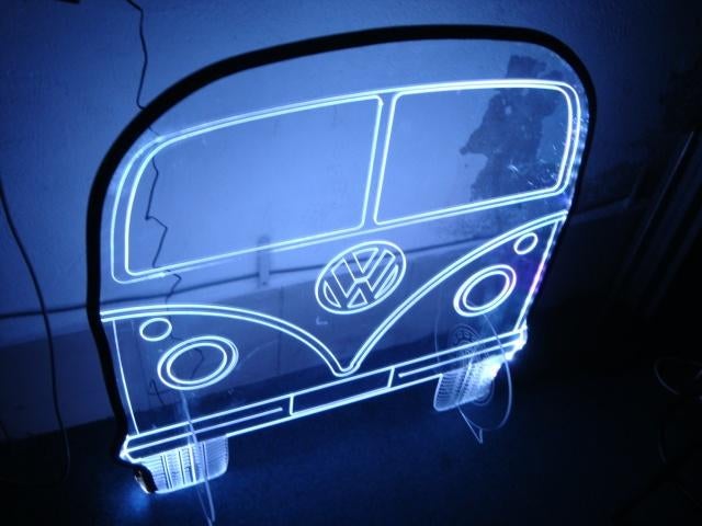 Utilisé : image du bus VW sur plexiglas, éclairée par LED., Maison & Meubles, Plastique, Enlèvement, Utilisé, Multicolore