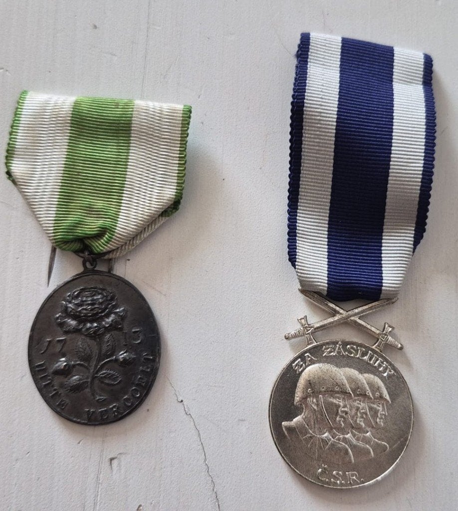Lot de 2 médailles - Tchécoslovaquie et militaire, Collections, Objets militaires | Général, Enlèvement, Autres