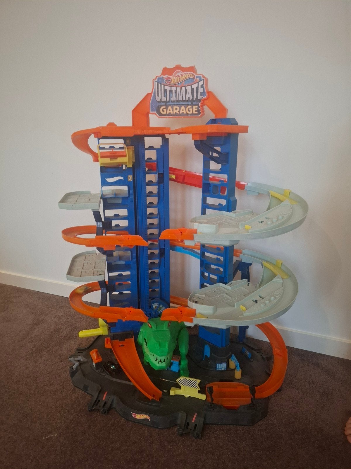 Hot wheels full garage, Ophalen, Racebaan, Zo goed als nieuw, Hot Wheels