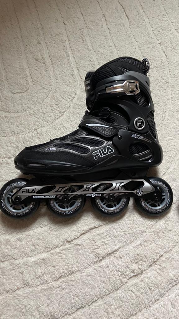 Patins Fila et patins à roues alignées — Taille 42, Sports & Fitness, Patins à roulettes alignées, Comme neuf, Rollers 5 roues en ligne