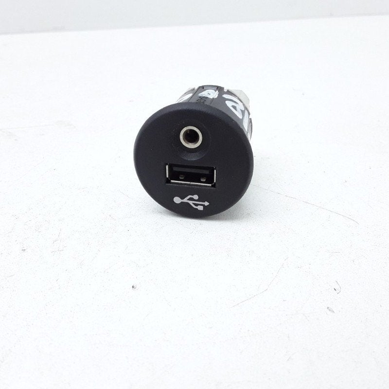 AUX/USB POORT Nissan Juke (F15) (01-2010/12-2019), Gebruikt, Germany@nissan-services.eu, Kronenweg 38
50389  Wesseling, DE, Nissan