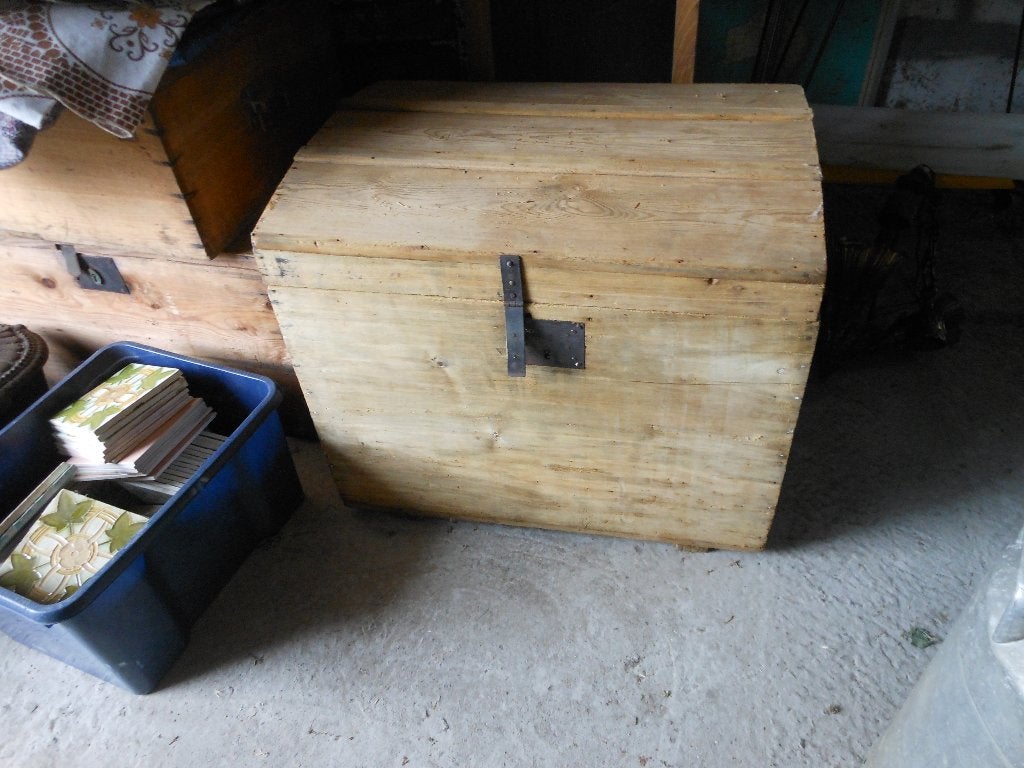 vieux coffre en bois dessus bombé, Enlèvement