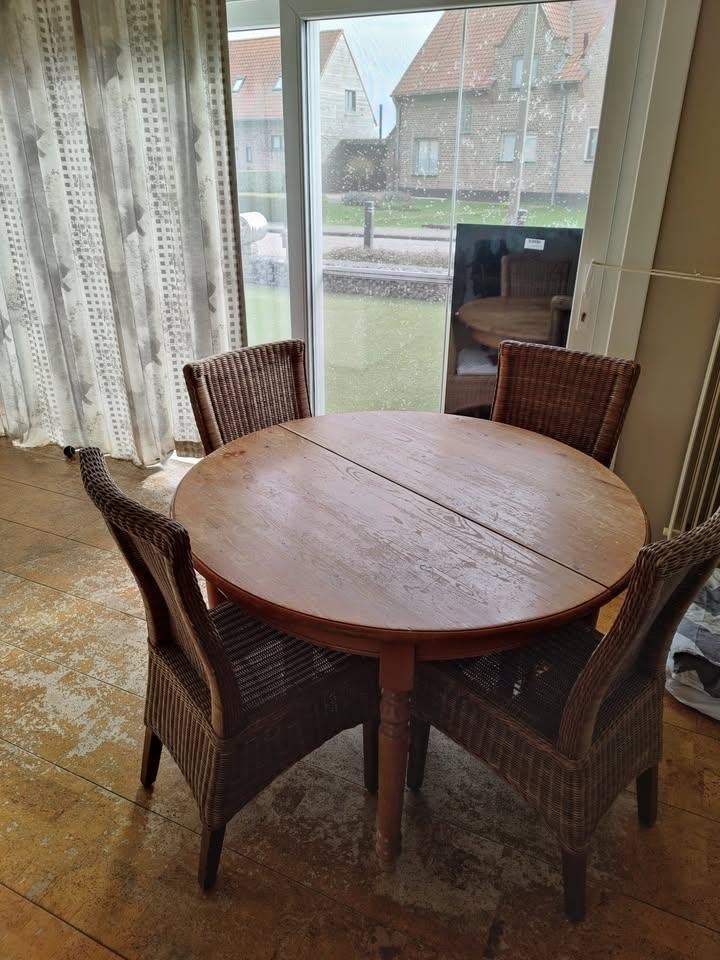 Table à manger avec 4 chaises en rotin - 60EUR, Enlèvement