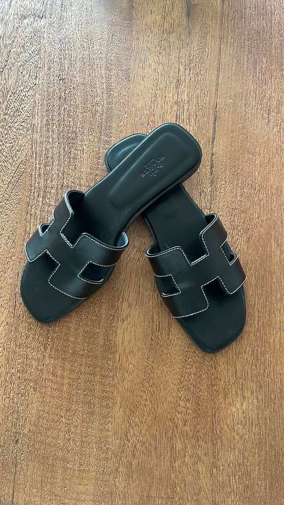 Hermés slippers- zwart leder - 39, Ophalen of Verzenden, Zo goed als nieuw, Zwart, Slippers