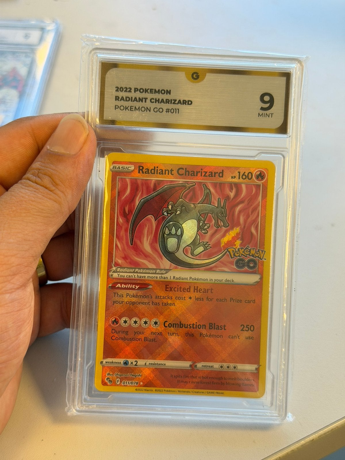 Plaque Radiant Charizard 011/078 Pokémon GO 2022 Grade 9, Hobby & Loisirs créatifs, Enlèvement ou Envoi, Neuf, Cartes en vrac