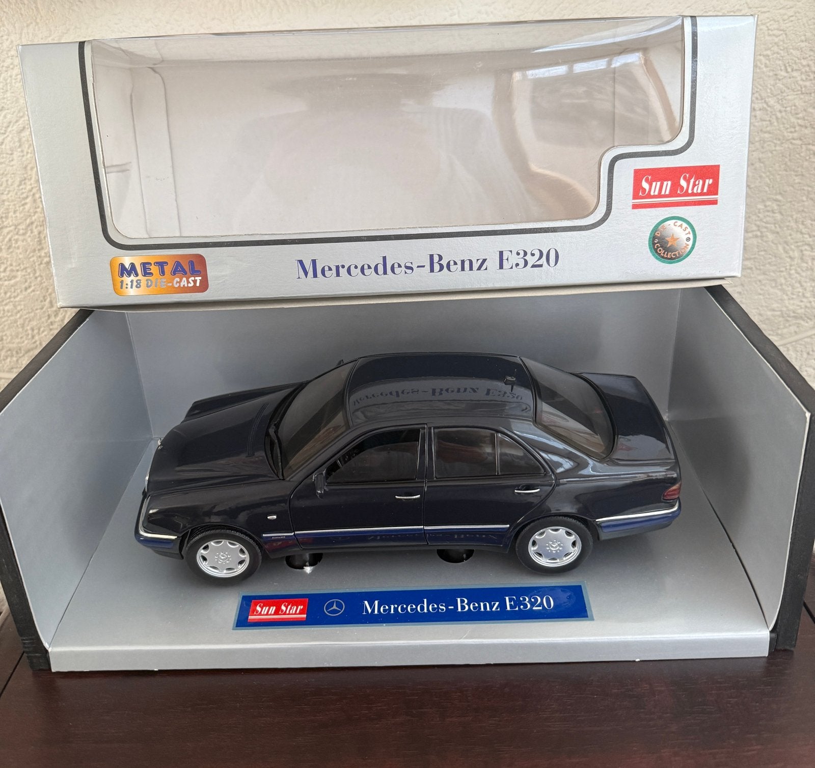 Mercedes Classe E E320 W210 1/18 Sun Star neuve en boîte !, Enlèvement ou Envoi, Comme neuf
