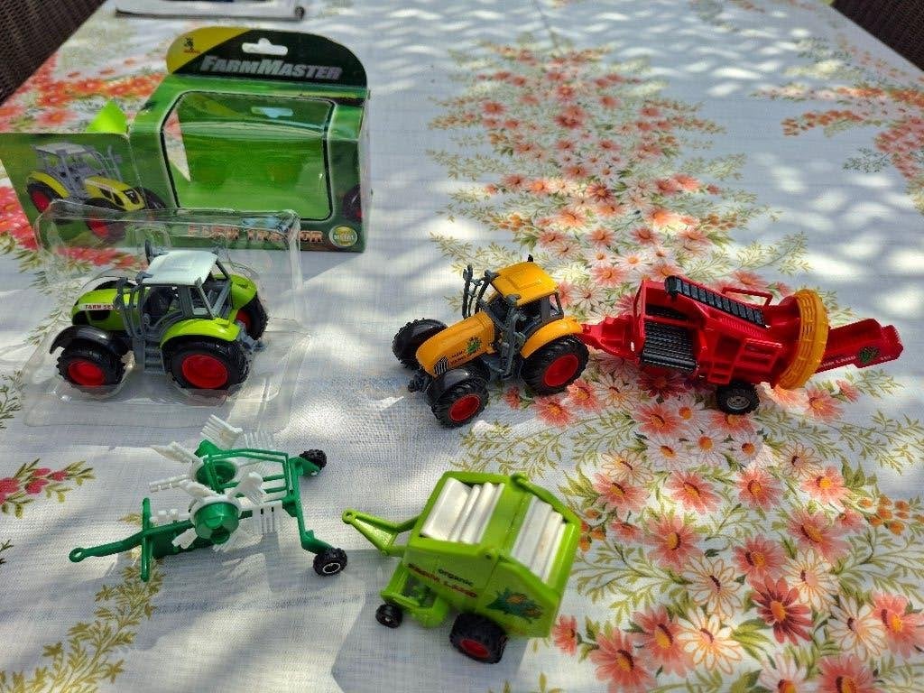 2 tracteurs jouets + machines agricoles associées, Enlèvement, Comme neuf