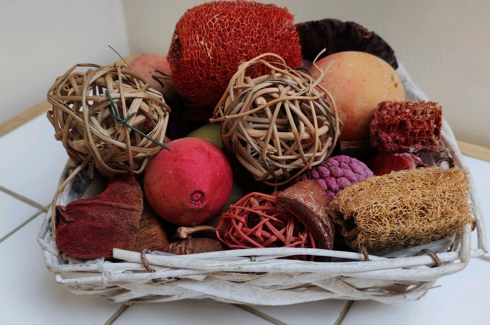 Mand met decoratieve voorwerpen, Huis en Inrichting, Ophalen, Mand