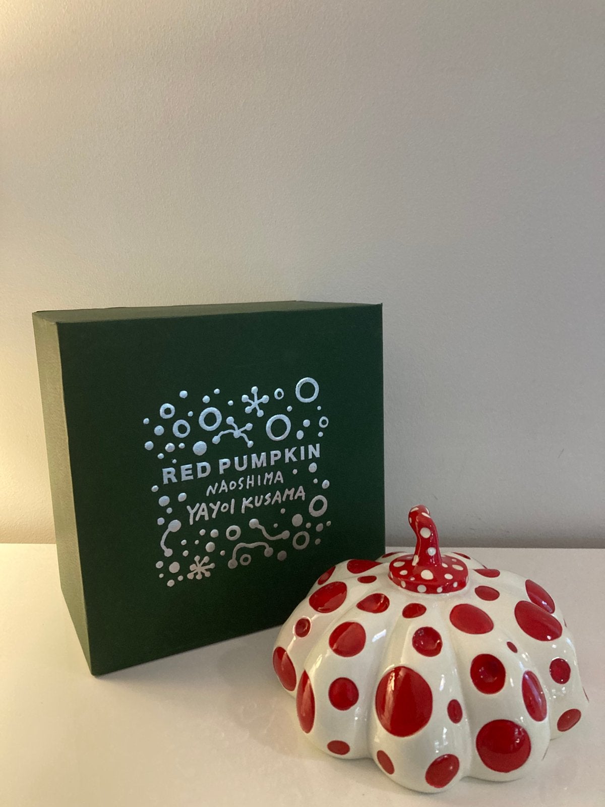 Yayoi Kusama: sculptuur met originele doos, Antiek en Kunst, Ophalen of Verzenden, Beeld
