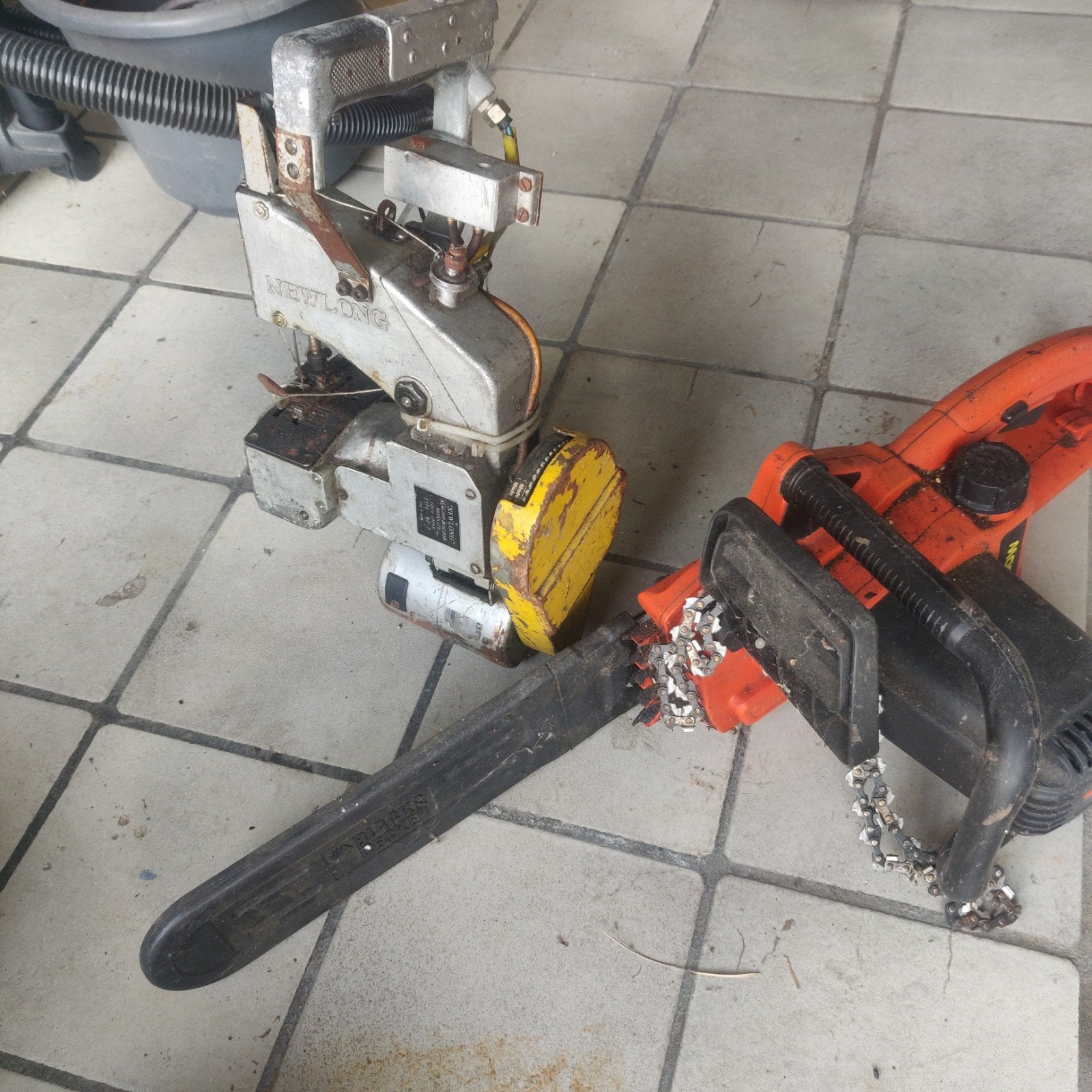 Kettingzaag en zakkennaaimachine, Ophalen