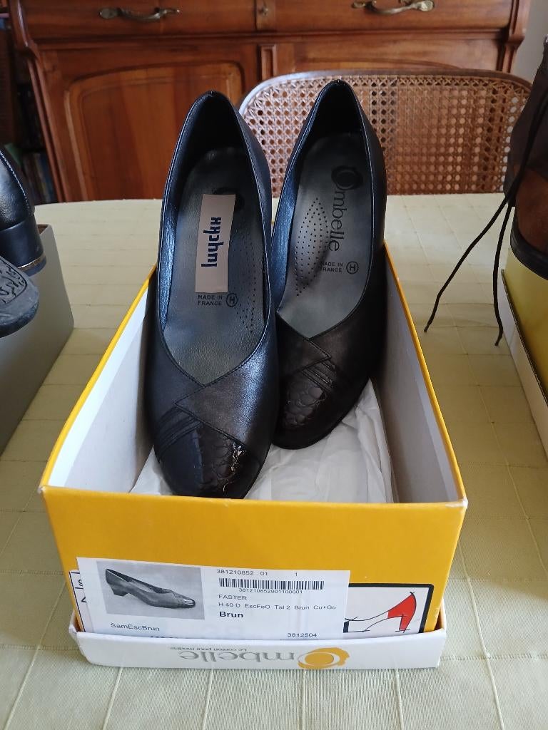 Zwarte leren schoenen met een lakneu eenrand aan de voorkant, OMBELLE. LUYCKX, Zwart, Overige typen, Ophalen of Verzenden