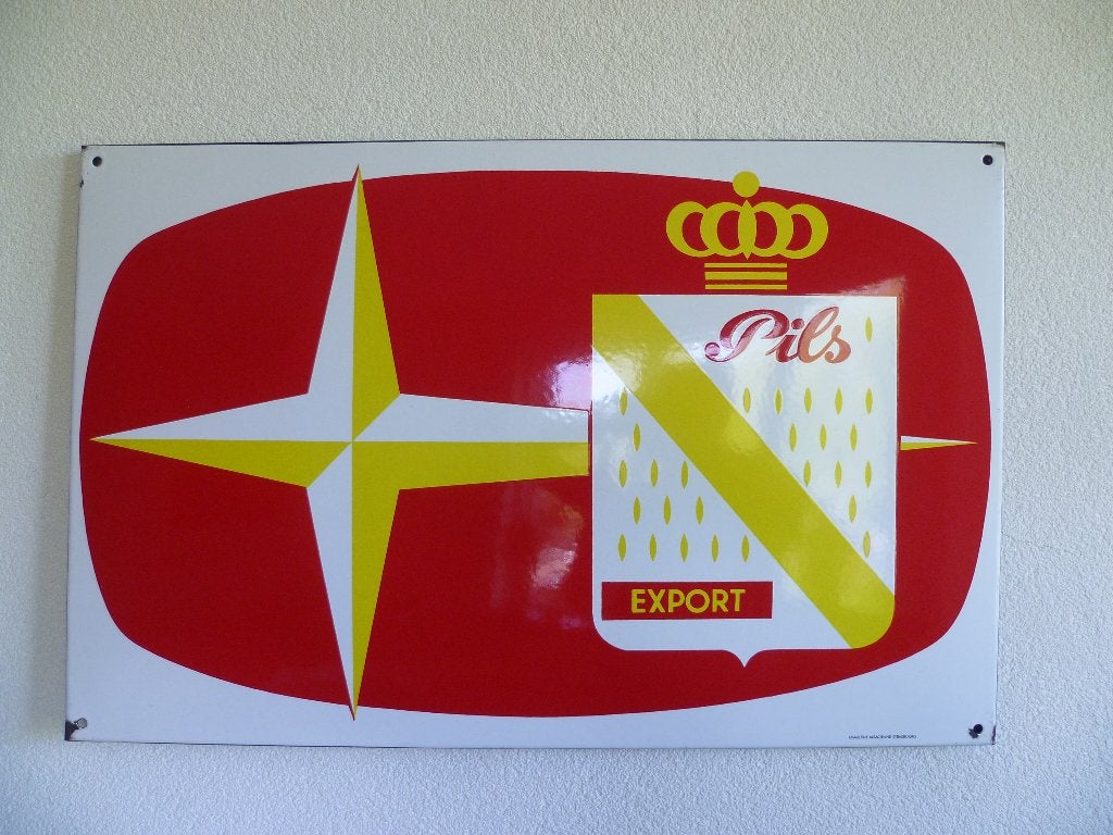 PLAQUE EMAILLE« BIERES MONS EXPORT PILS » DES ANNÉES 1960, Enlèvement ou Envoi, Comme neuf, Panneau publicitaire