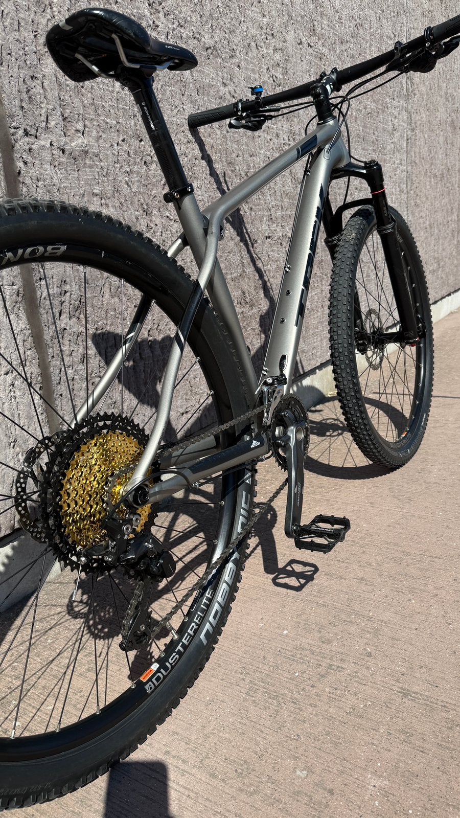 Velo Trek Procaliber 8, Enlèvement, Suspension