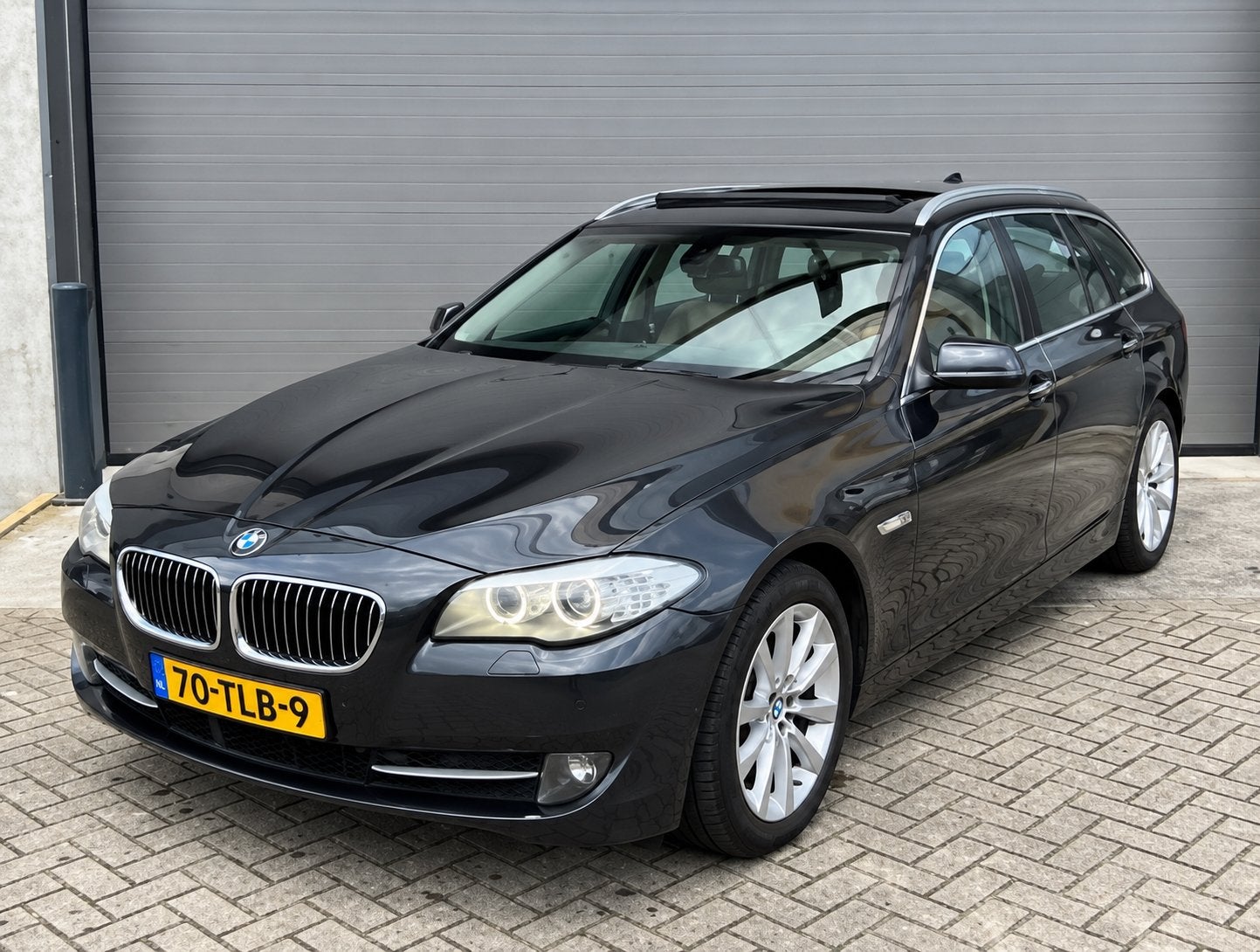 Grijze Luxe BMW 5-Serie 528i F11 Touring Automaat/Panorama!, Auto's, Automaat, Leder, 5 deurs, Zilver of Grijs