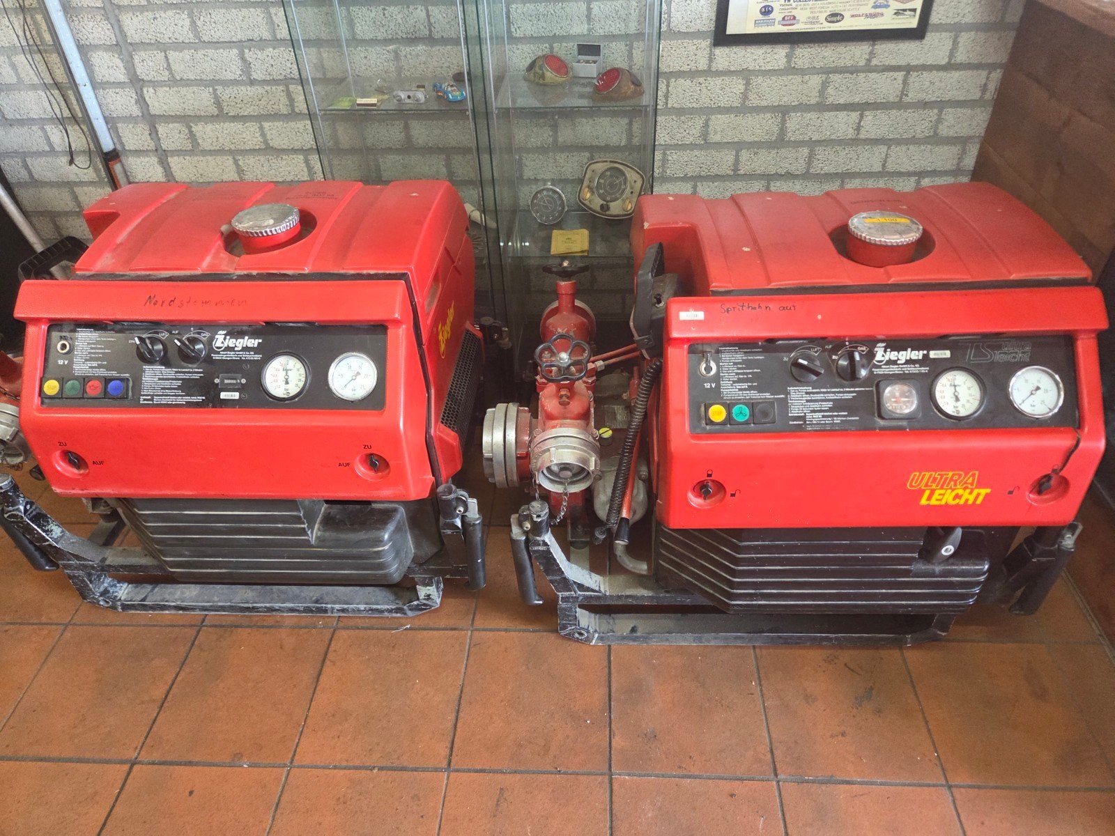 Twee Ziegler Ultra Leicht draagbare brandweerpompen, Ophalen