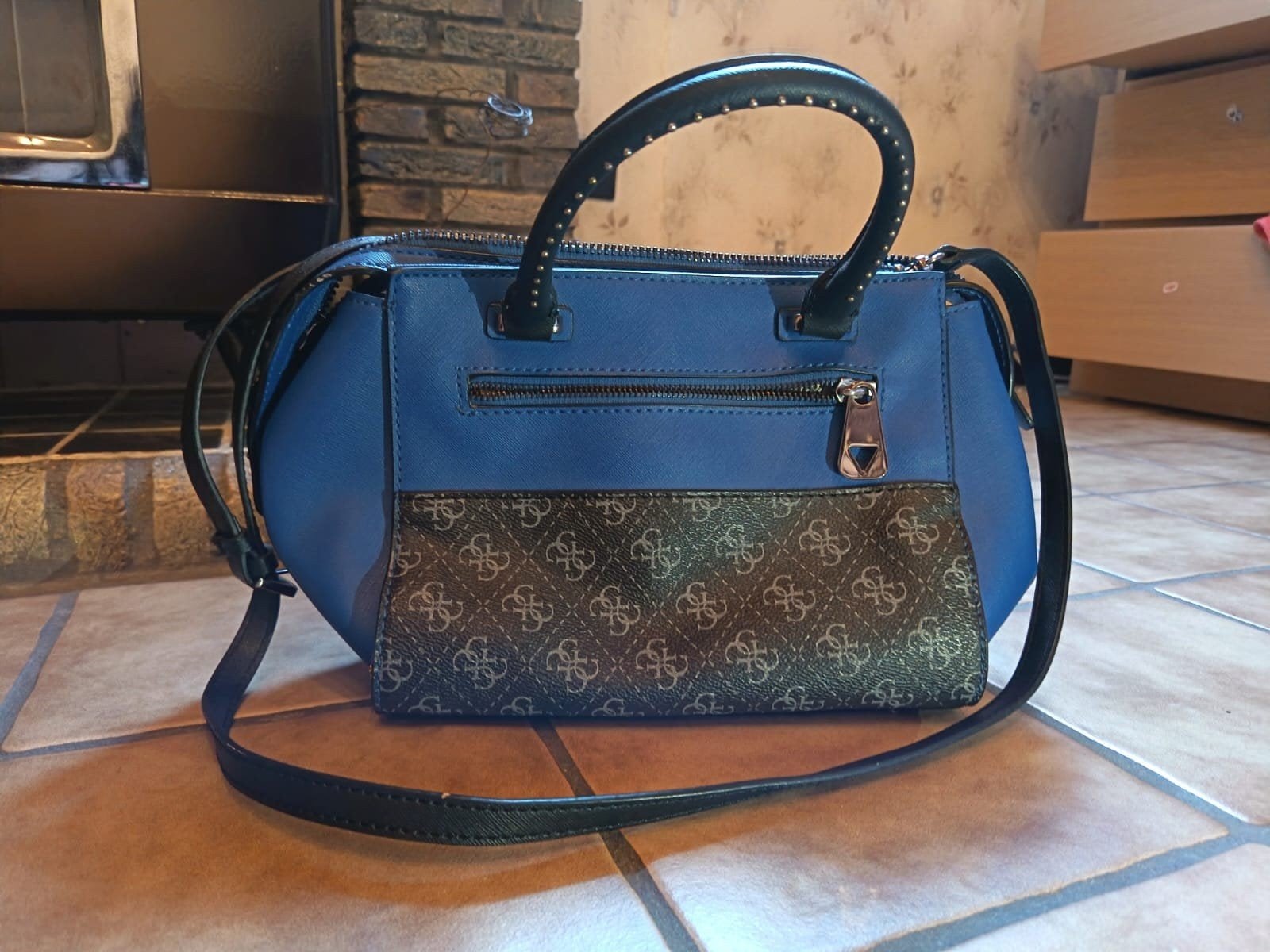 Guess Hailey Color-blocked satchel, Handtassen en Accessoires, Tassen | Damestassen, Ophalen of Verzenden, Zo goed als nieuw, Blauw