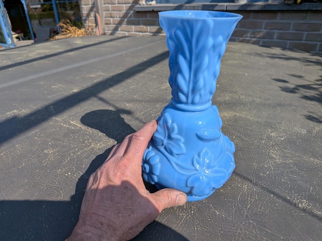 Vase en opaline bleu, Enlèvement