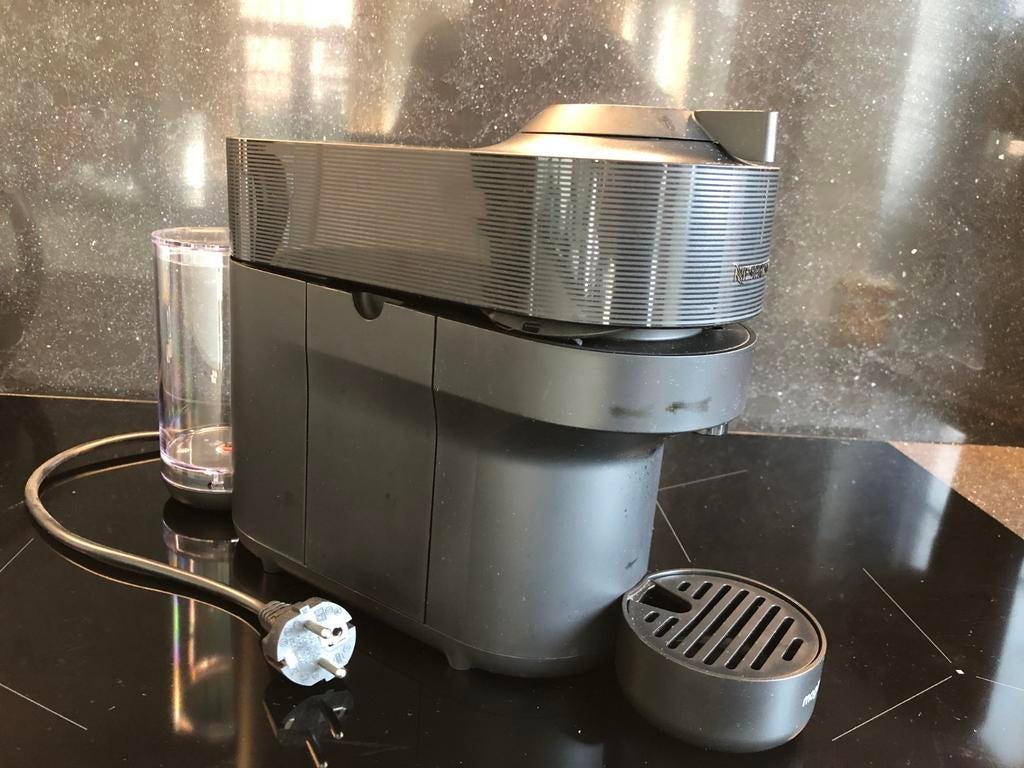 Nespresso Vertuo Pop Black (mét assortiment capsules), Réservoir d'eau amovible, Dosettes et capsules de café, 1 tasse, Comme neuf