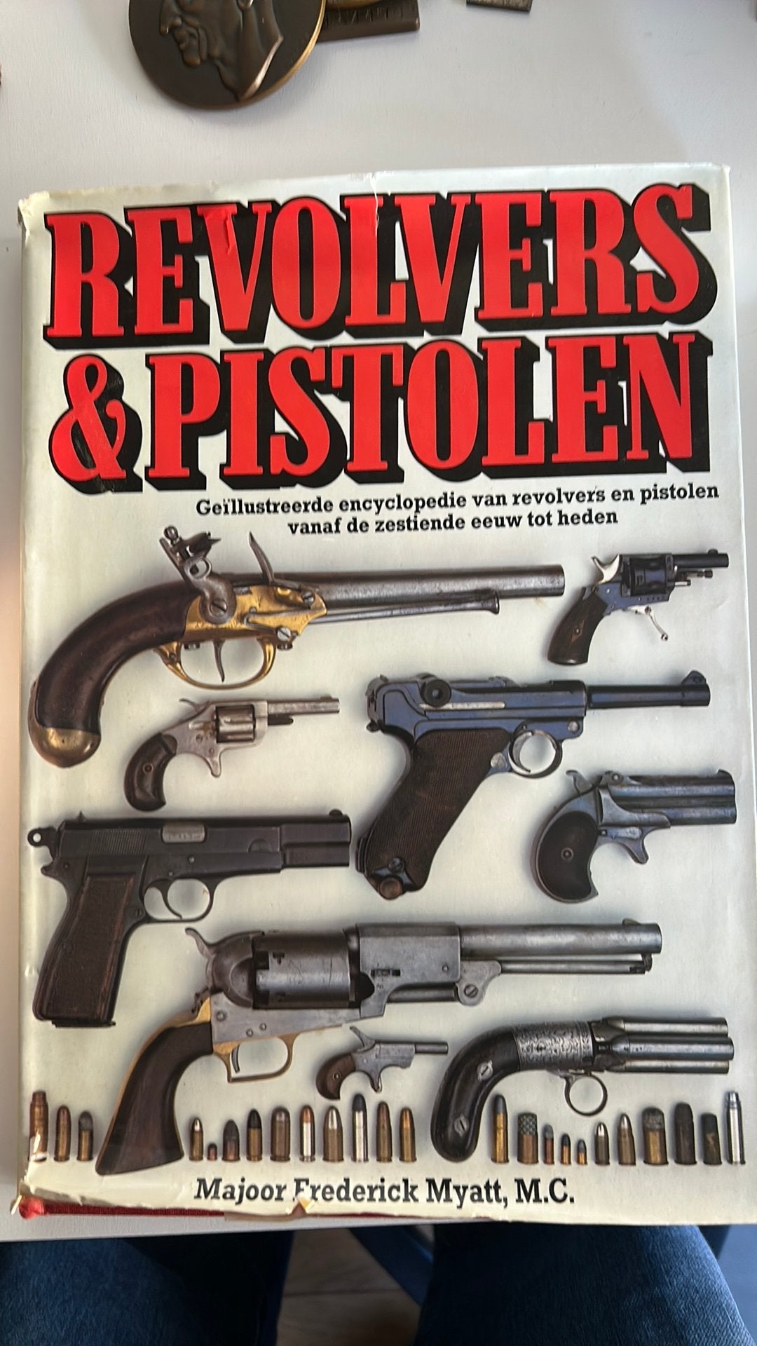 Revolvers en Pistolen, Ophalen of Verzenden, Gelezen