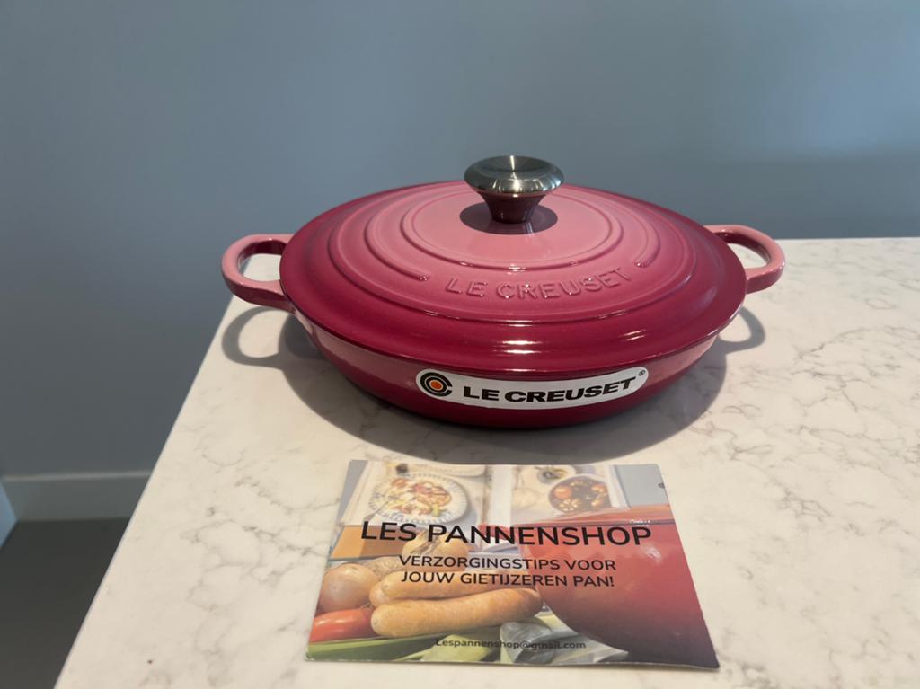 Campagnard 26 cm in de schaarse Berry kleur, Huis en Inrichting, Keuken | Potten en Pannen, Gietijzer, Nieuw, Ophalen of Verzenden