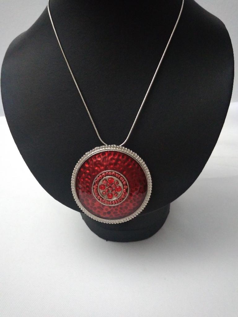 Vintage ketting zilverkleurig met ronde hanger, Nieuw, Ophalen of Verzenden, Verstelbaar, Rood