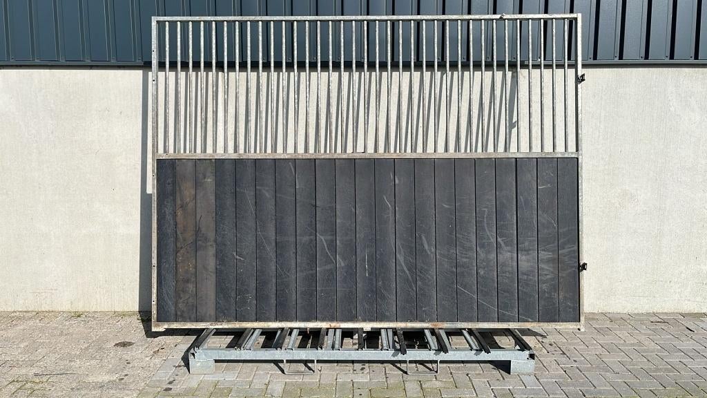 Tussenwand | 3000 x 2200 mm. | Nette staat, Weidegang, 4 paarden of pony's of meer