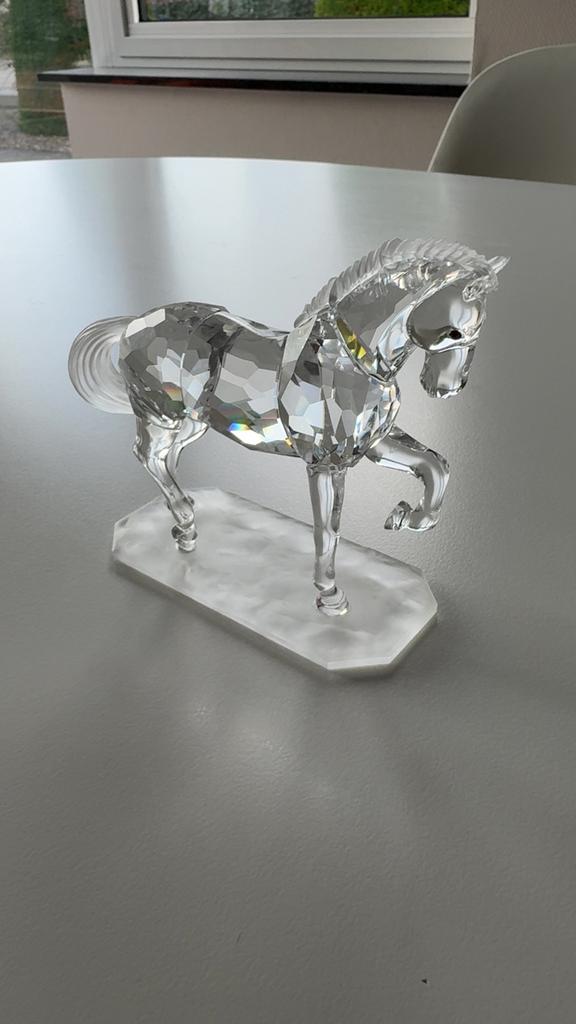 Swarovski kristallen paard beeldje op sokkel, Verzamelen, Swarovski, Ophalen, Zo goed als nieuw
