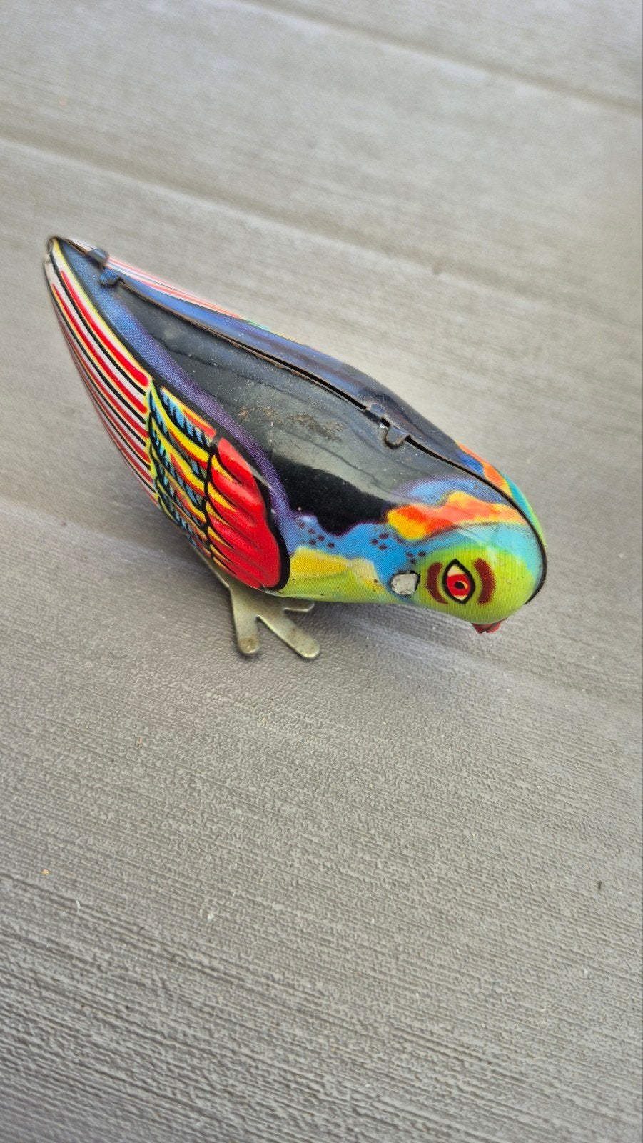 De vieux jouets. Oiseau en couleur., Enlèvement