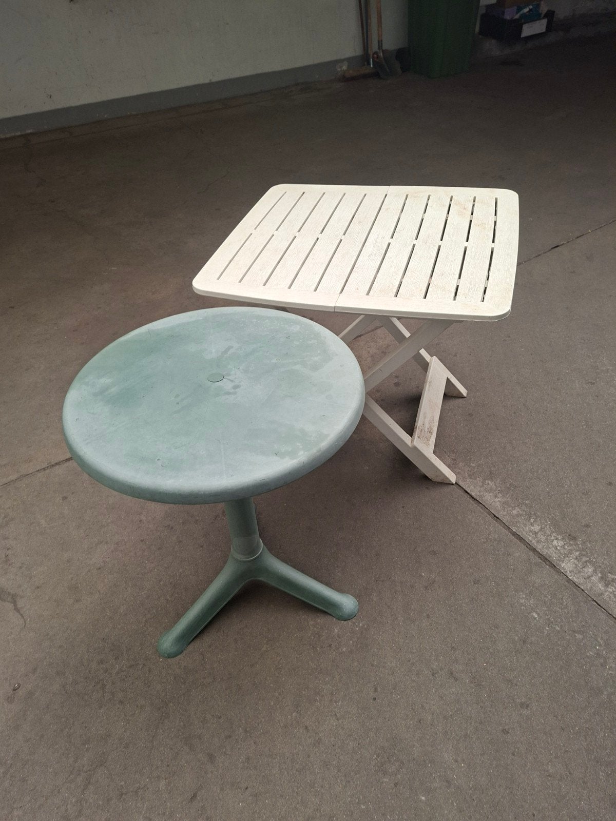 Les 2 table de jardin, Enlèvement