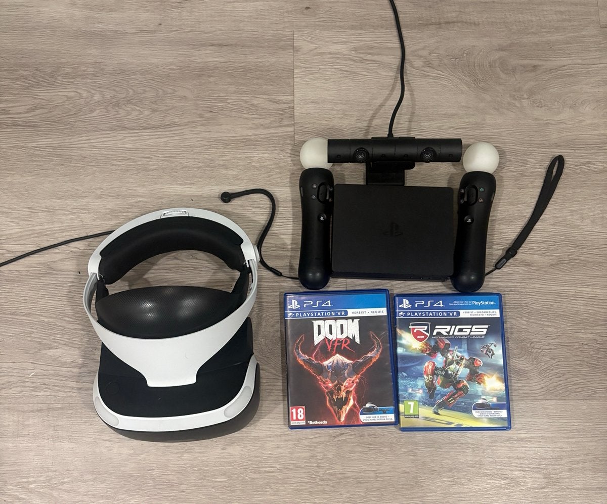 PSVR Headset + Camera + 2 Move Controllers + DOOM VFR & RIGS, Games en Spelcomputers, Virtual Reality, Zo goed als nieuw, Sony PlayStation