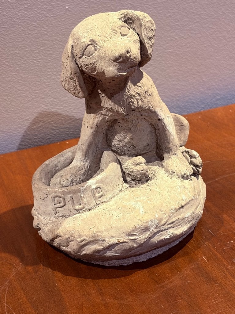 Vintage Betonnen Hondenbeeldje Puppy met Voerbak "PTuinbeeld, Ophalen of Verzenden, 20 - 50 cm, Steen of Keramiek, Beeld