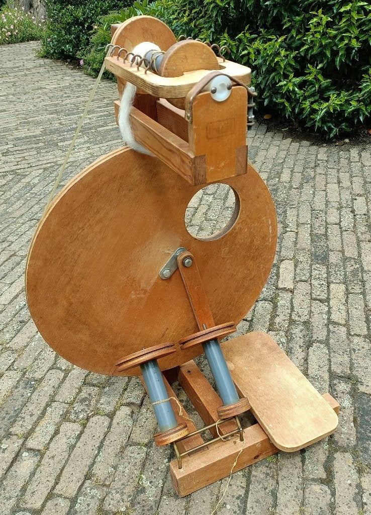 LOUET S10 spinnewiel met 3 klossen en twijnrek, Hobby en Vrije tijd, Ophalen, Gebruikt, Spinnewiel